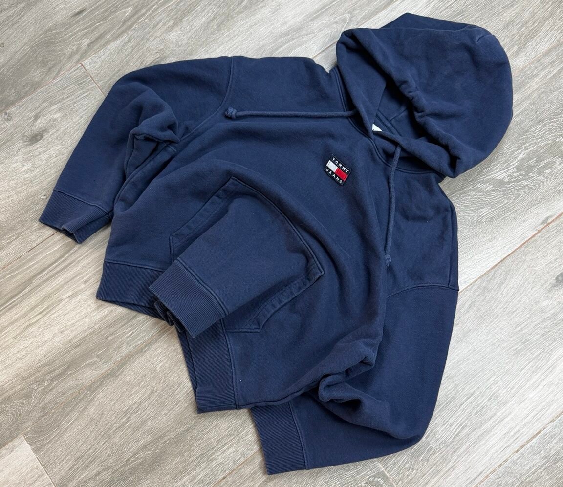 Sudadera azul marino de segunda mano preparada para vender online.